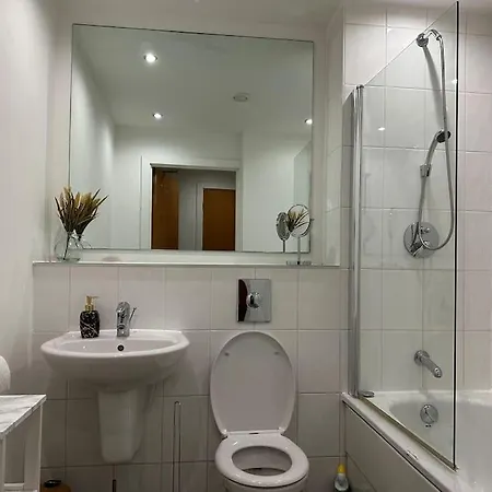 Deluxe Riverside Centre Sleeps 4