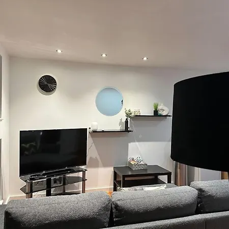 Deluxe Riverside Centre Sleeps 4 *