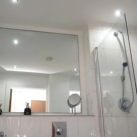 Deluxe Riverside Centre Sleeps 4 Apartment